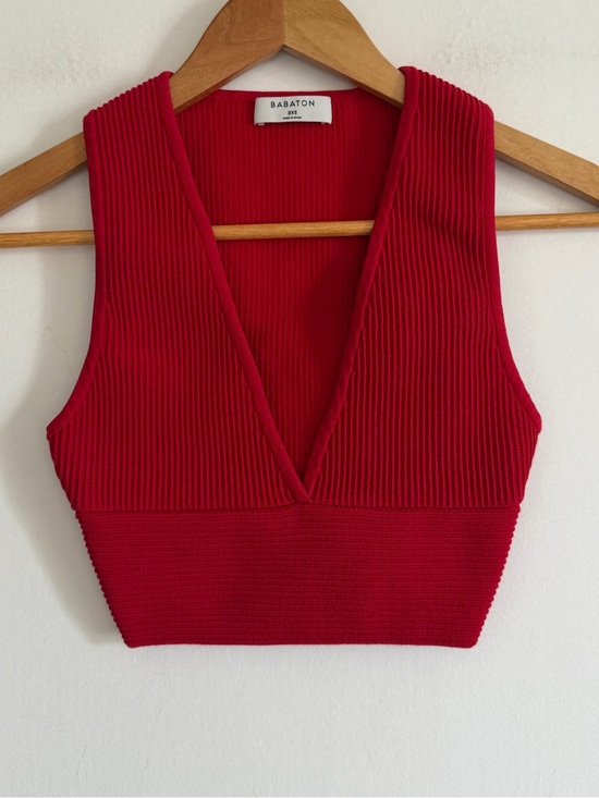 Babaton Tops - Aritzia Babaton Cherry Red Sculptknit Deep V-Neck Cropped Top size XXS EUC